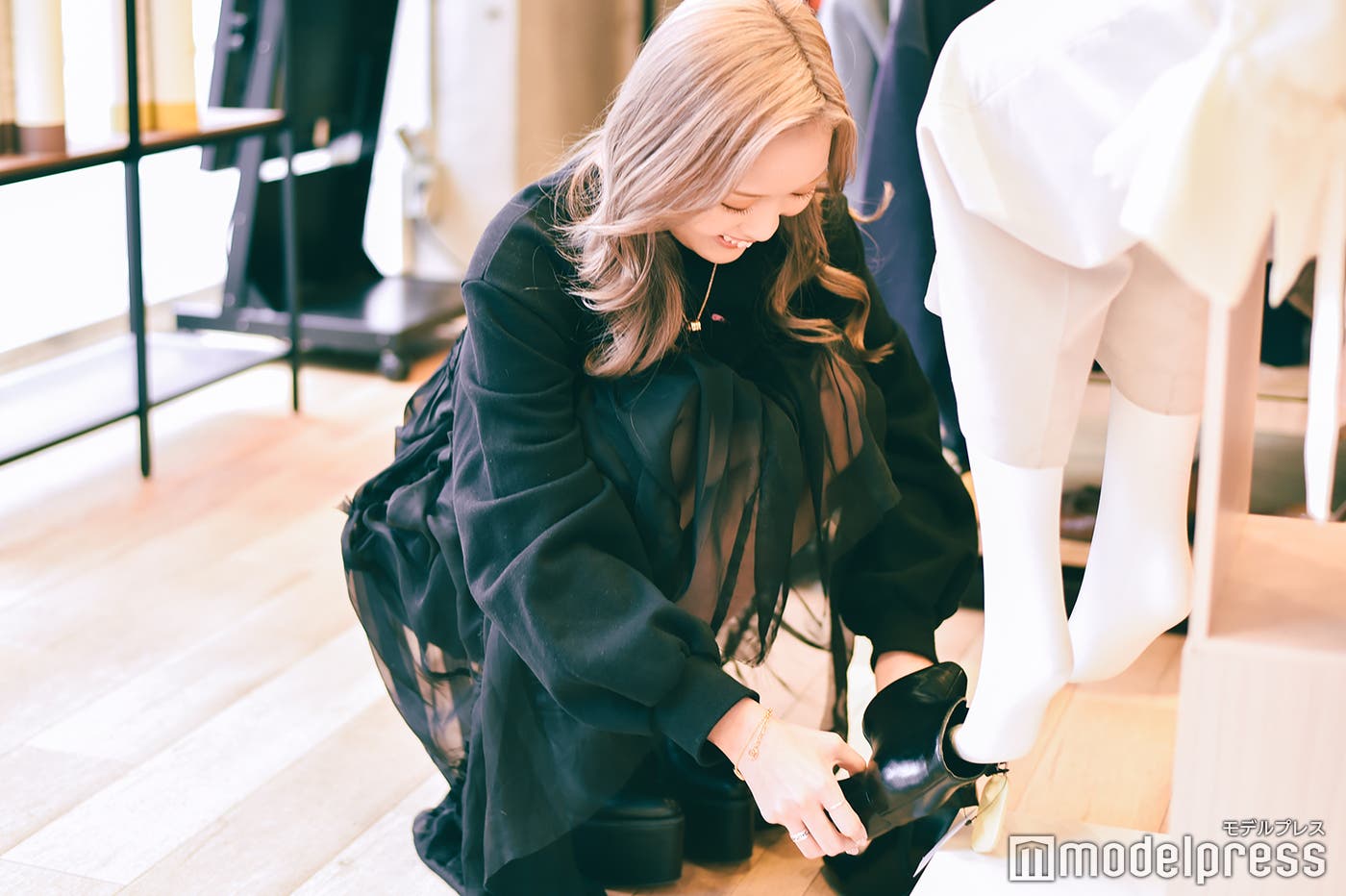 Vカットのヒールにテンションアップ (C)モデルプレス