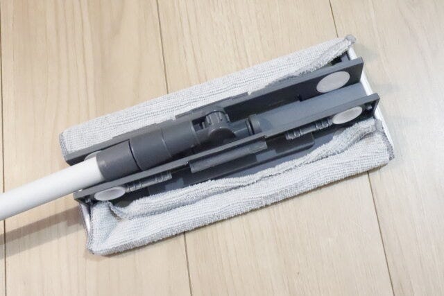 ダイソーのクリップ型モップ（マイクロファイバークロス1枚付）はクロス付き