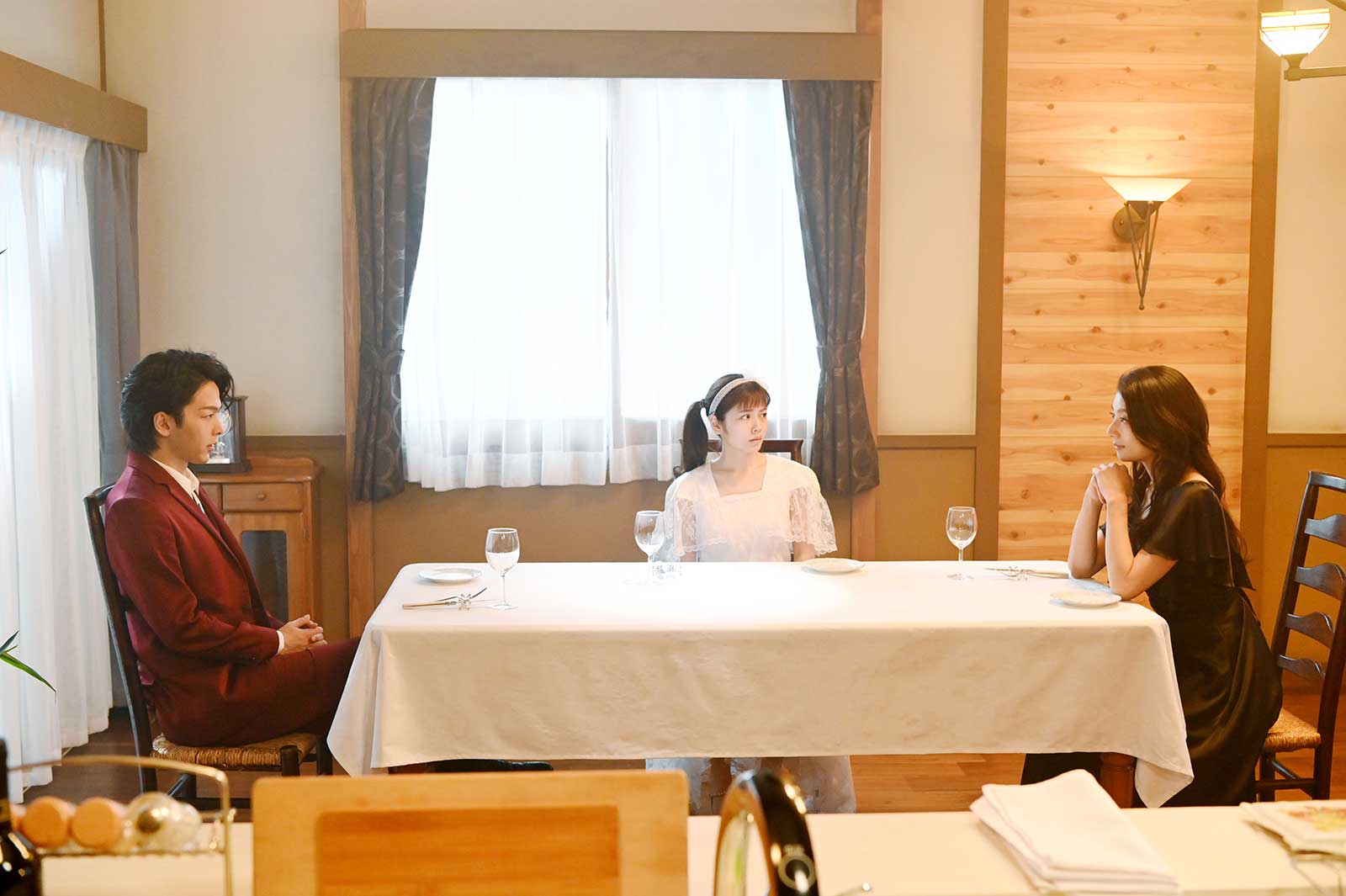 中村倫也、小芝風花、小池栄子／「美食探偵 明智五郎」最終話より（C）日本テレビ