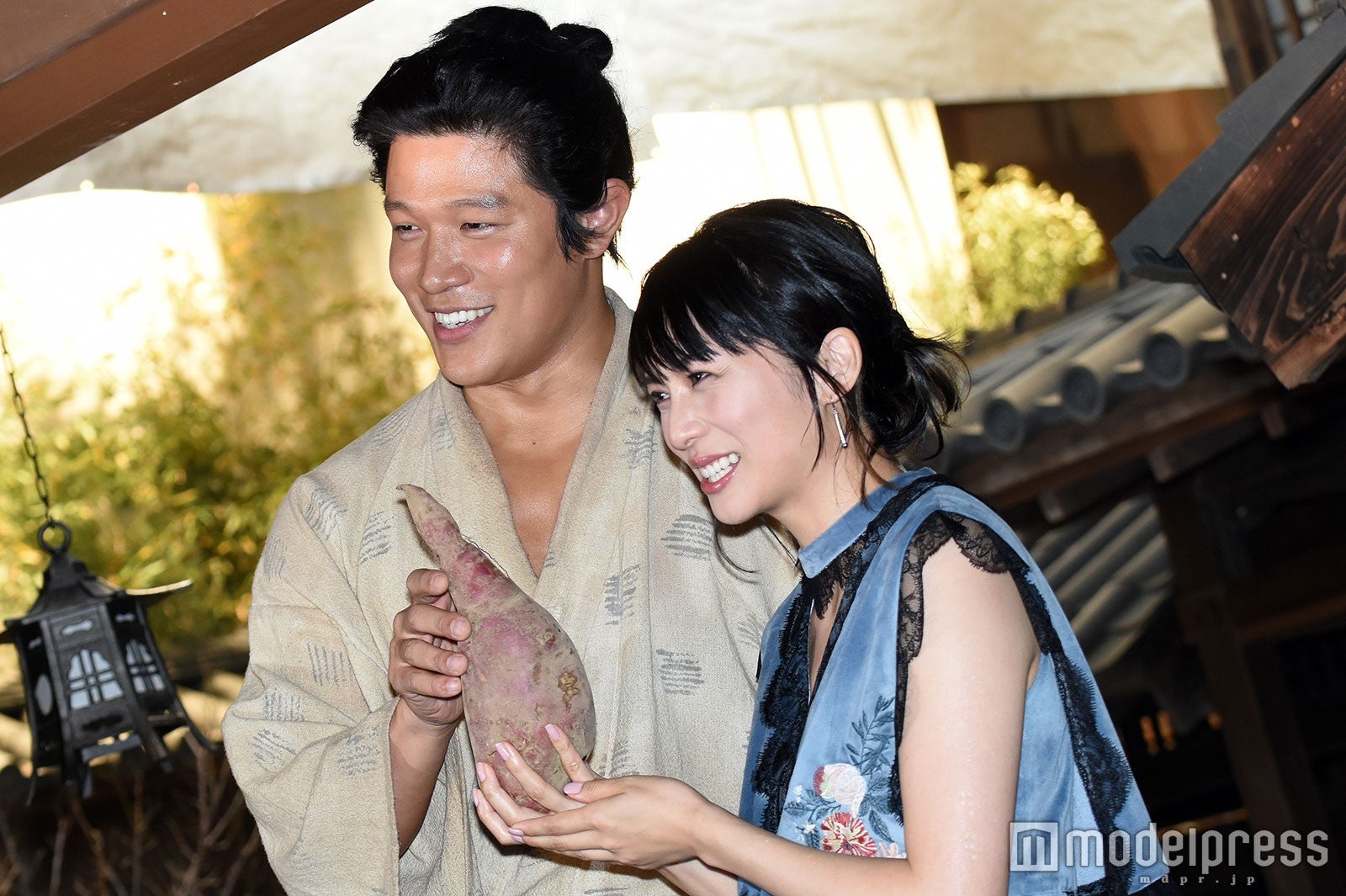 鈴木亮平から巨大サツマイモのプレゼントに笑顔の柴咲コウ （C）モデルプレス