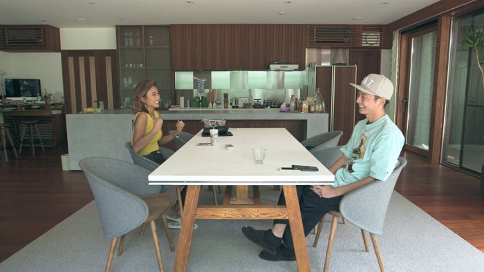 綾は早速聡太にアプローチするが…「TERRACE HOUSE OPENING NEW DOORS」35th WEEK(C)フジテレビ/イースト・エンタテインメント