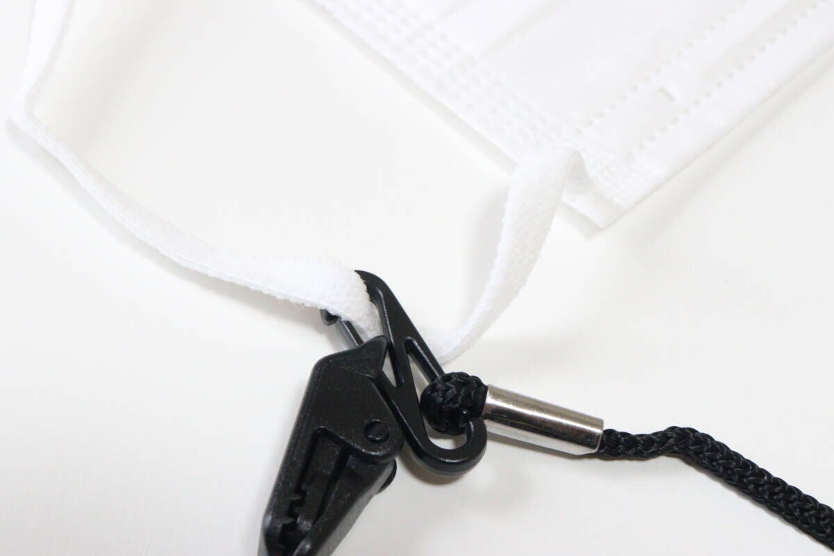 ダイソー 2wayハットストラップ ダイソーの2wayハットストラップをマスクのゴムに装着した状態