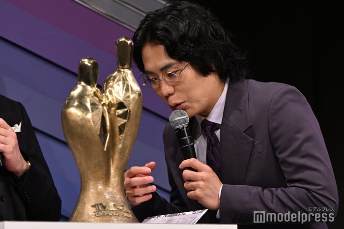 トロフィーの文字を確認する高比良くるま(C)モデルプレス