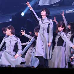 モデルプレス - 欅坂46「TGC北九州」大トリパフォーマンスが圧巻 黒スーツにチェンジでイメージ一新の新曲も披露<TGC北九州2017>