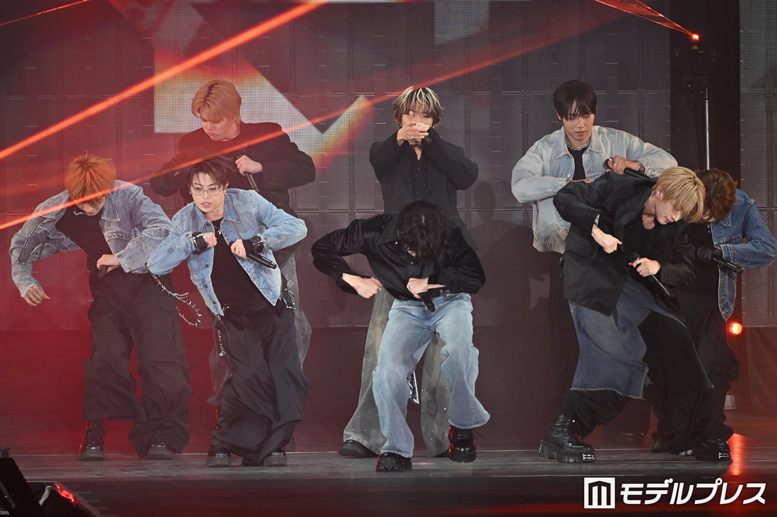 MAZZEL、メガネずらし＆高音で沸かす NAOYA＆EIKIが“お姫様”の座争う【ガルアワ2026SS】