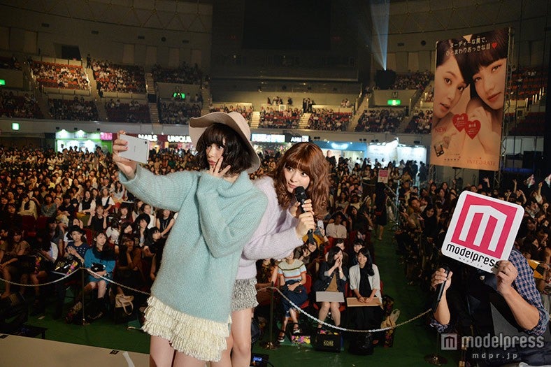 玉城ティナ＆八木アリサ、ランウェイから観客と自撮りでファン歓声＜神戸コレクション×モデルプレス＞