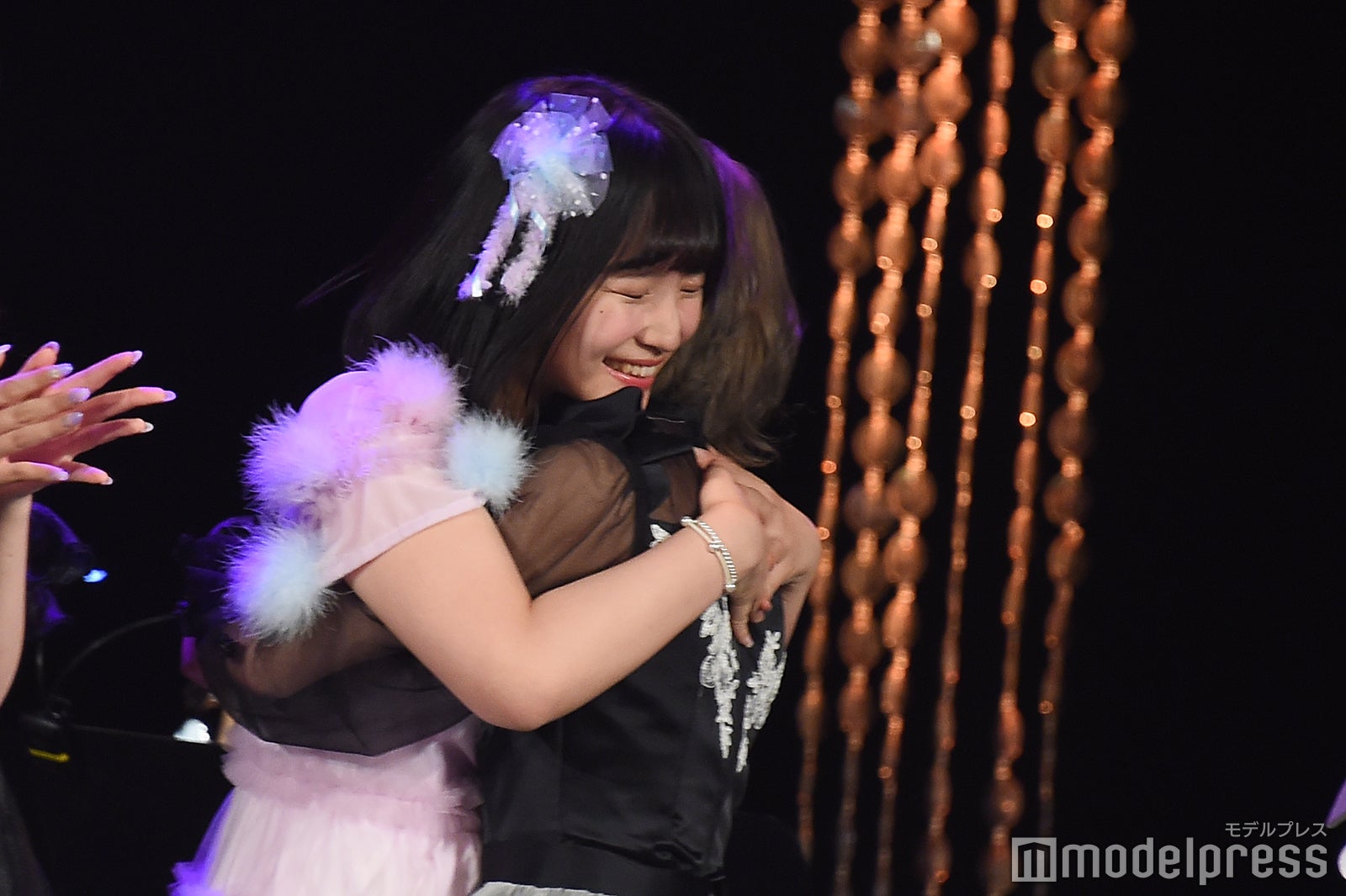 予選通過し矢作萌夏と抱き合う岡田奈々／「AKB48グループ歌唱力No.1決定戦」決勝大会 （C）モデルプレス