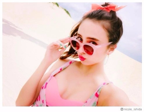 石田ニコル、美バストあらわなビキニショットがキュートで色っぽい！