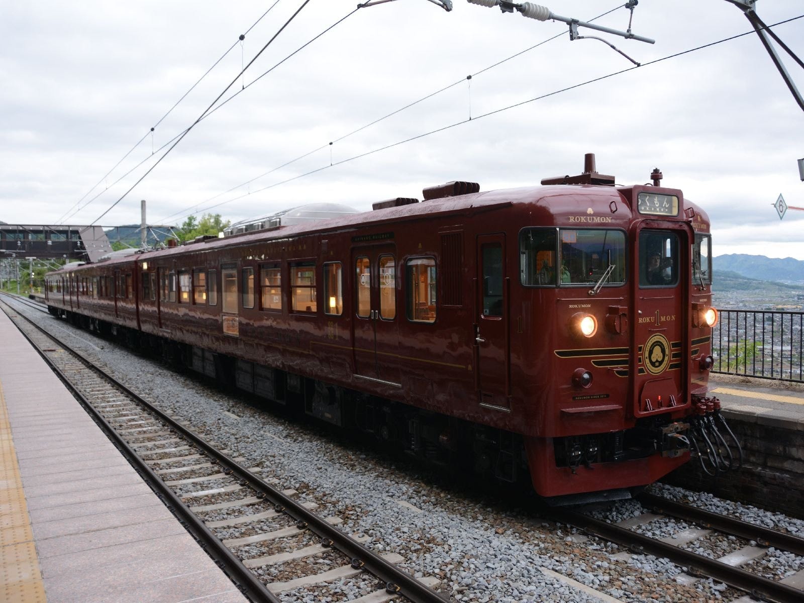 JR線に乗り入れ姨捨駅に停車中の「ろくもん」