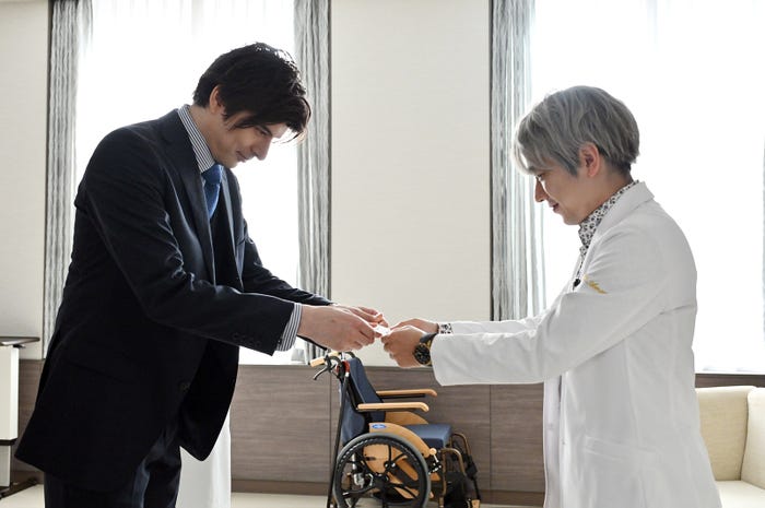 城田優、二宮和也「ブラックペアン シーズン2」第7話より(C)TBS