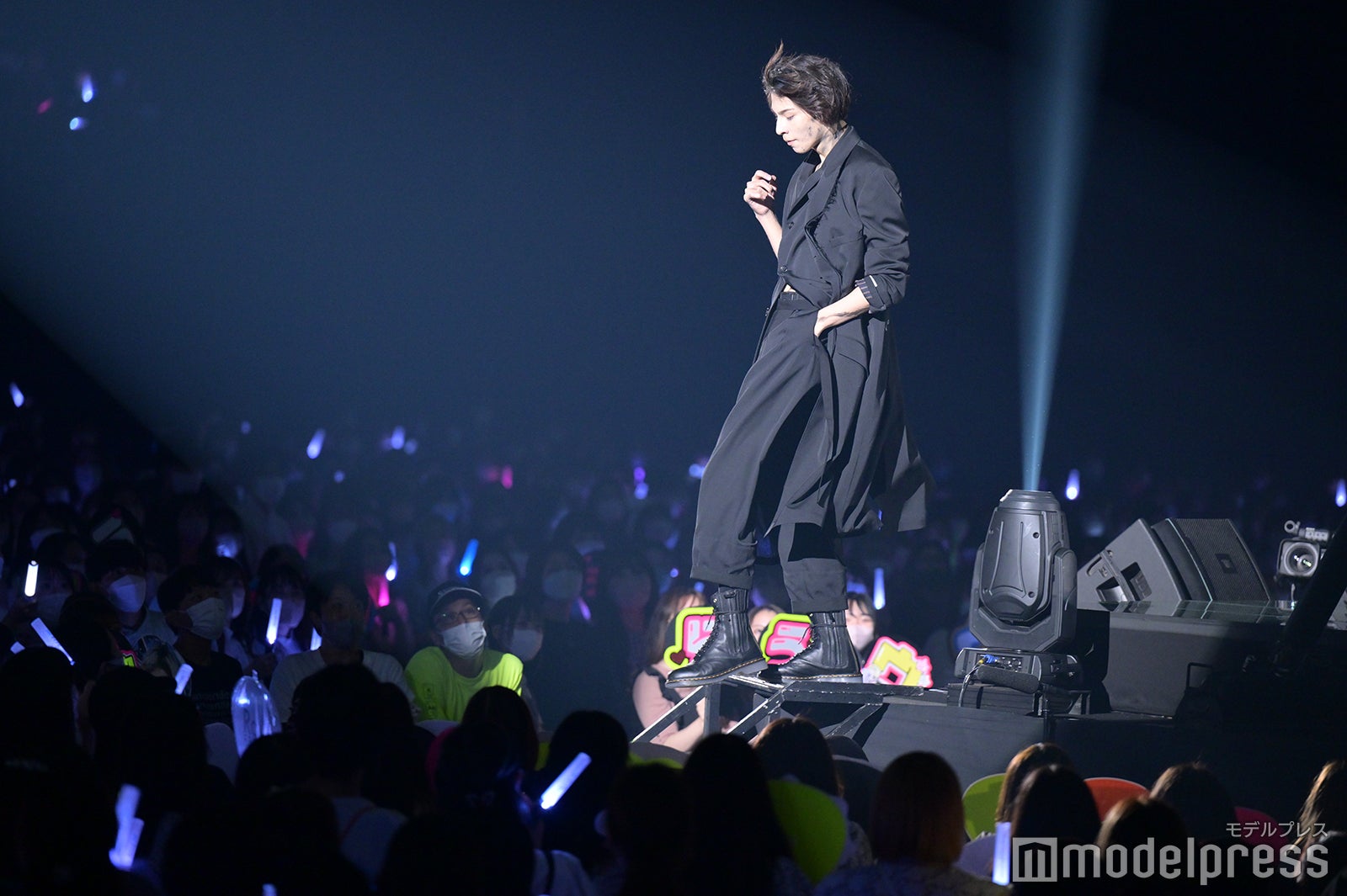 客席へ向かい退場するラウール（C）モデルプレス