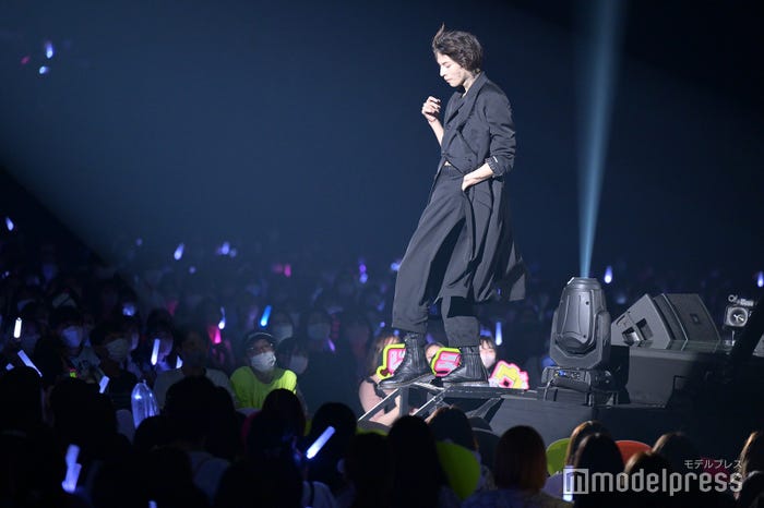 客席へ向かい退場するラウール(C)モデルプレス