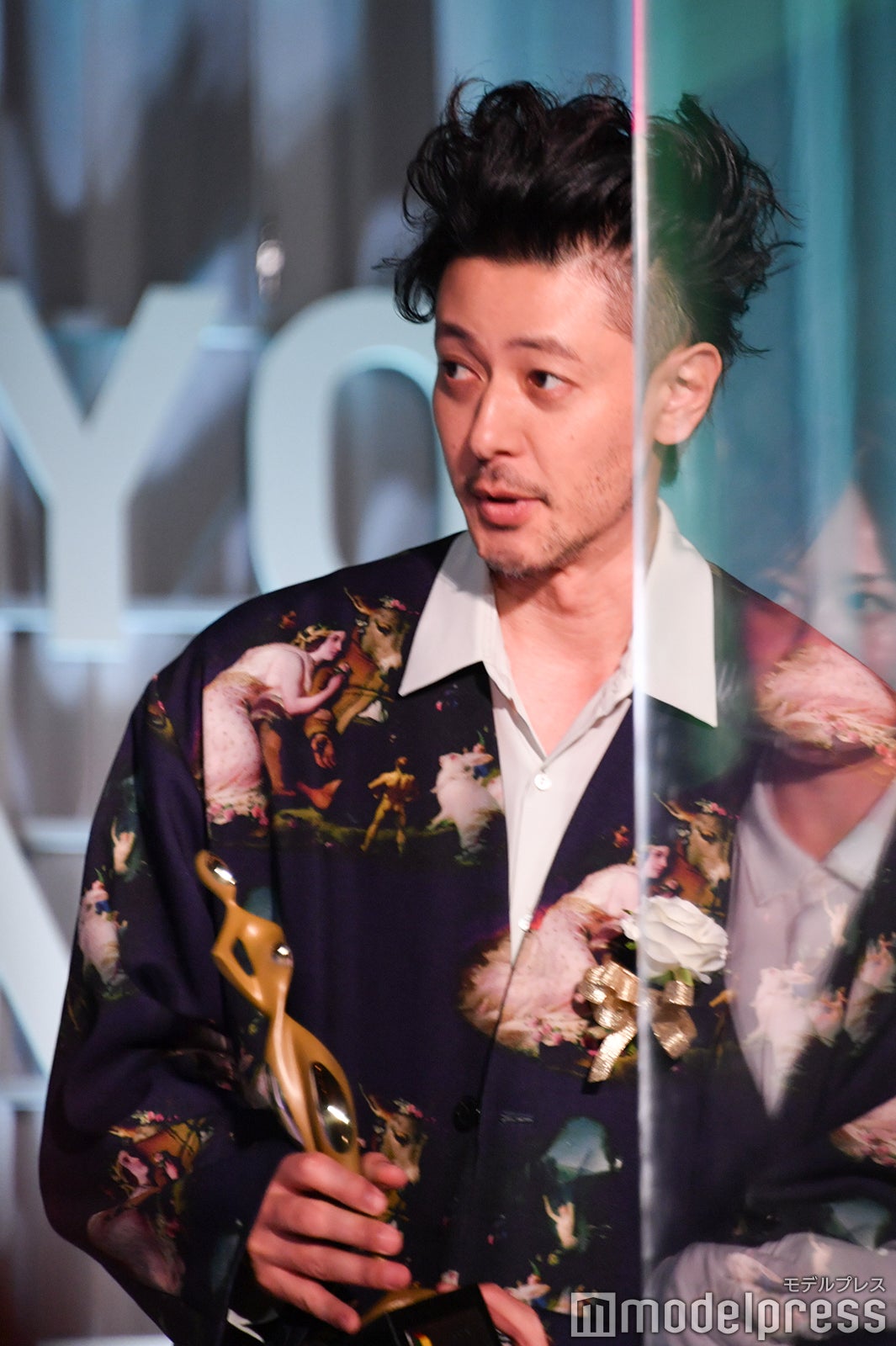 個人賞／トロフィーを受け取るオダギリジョー （C）モデルプレス