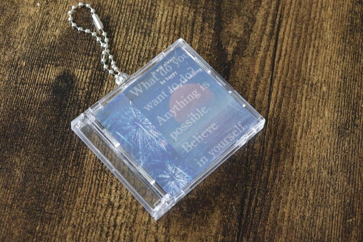 英語のメッセージが書かれた写真が入ったCDケース型キーホルダー