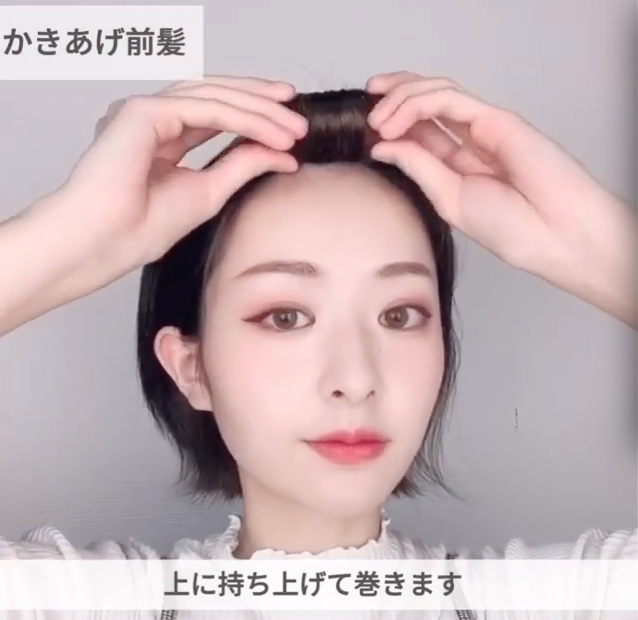 カーラーを持つ女性