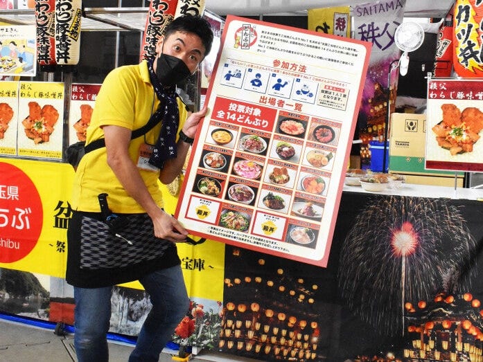 参加店舗の方に参加方法などのパネルを持っていただきました。ありがとうございます！