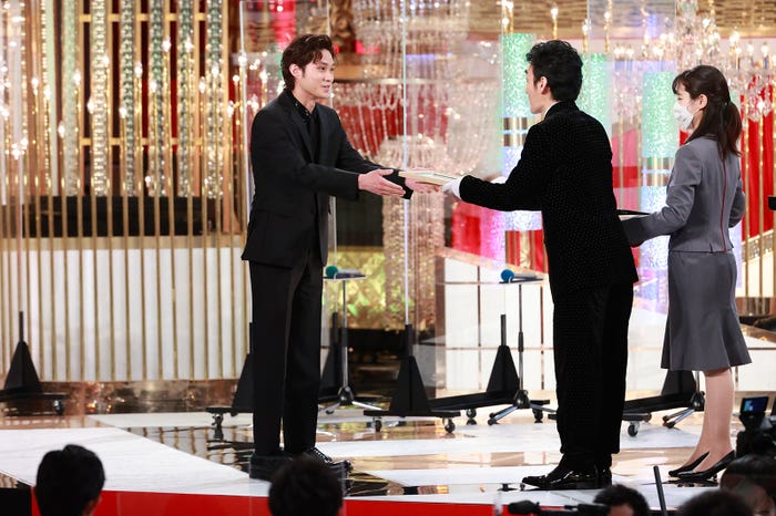 磯村勇斗、草なぎ剛(C)東京写真記者協会