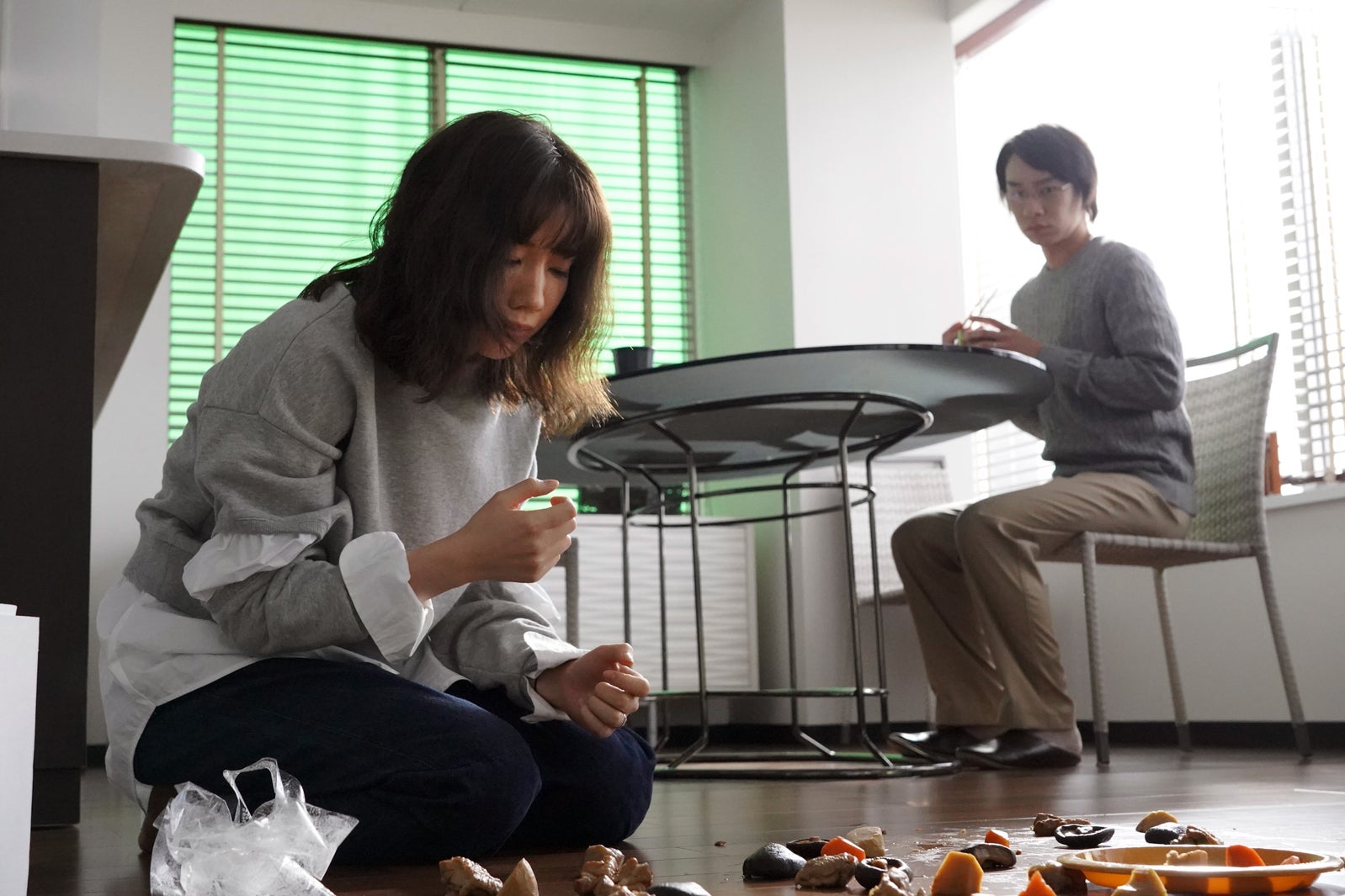 仲里依紗、落合モトキ／「美食探偵 明智五郎」第4話より（C）日本テレビ