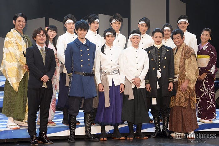 横浜流星(前列左から3番目)ほかキャスト一同