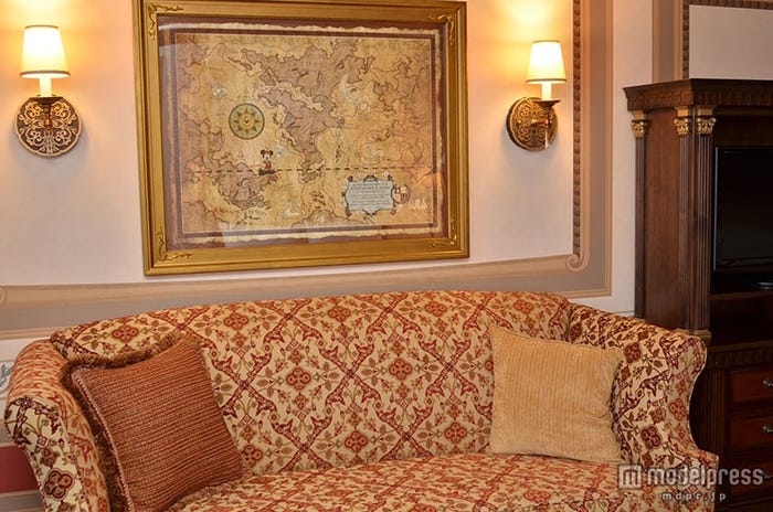 壁に掛けられた航海図