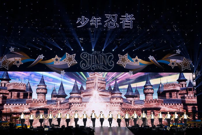 光り輝くステージで横一列に整列する/少年忍者 Arena Concert 2024 The Shining Starより(提供写真)