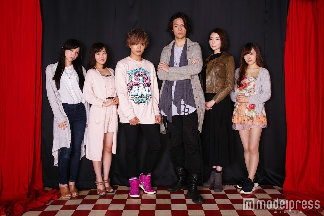 舞台「キャプテンハーロック」に出演する鈴木勤（左から2番目）