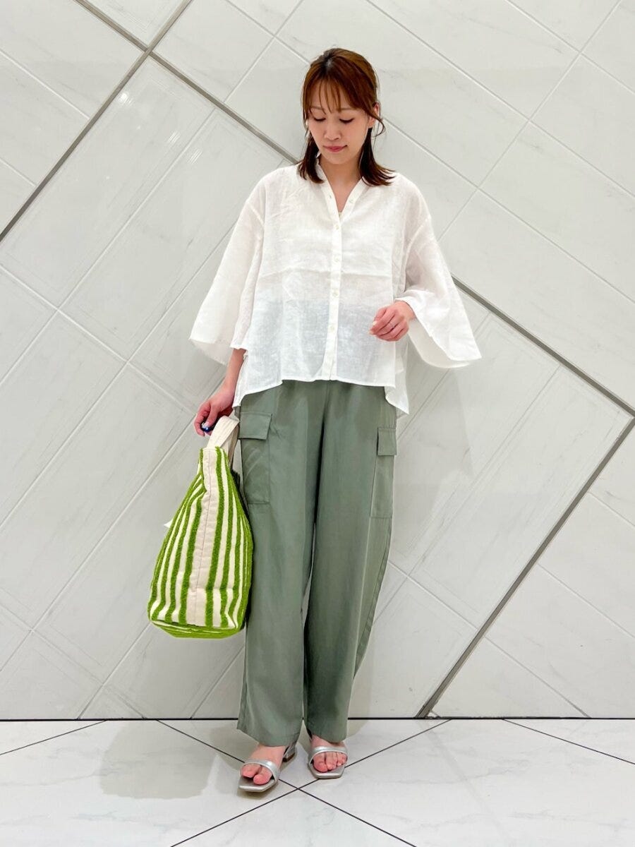 2026春大人女性おすすめカーキカーゴイージーワイドパンツコーデ