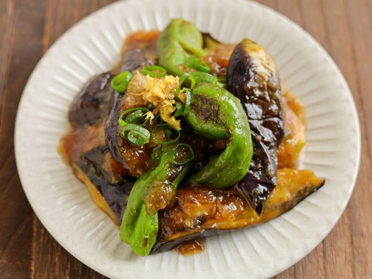 ししとうが加わったなすのみぞれ煮。青ねぎとしょうがも添えられている。