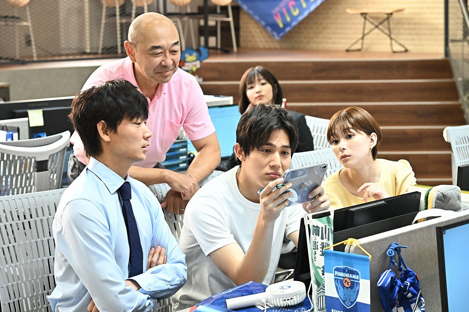 綾野剛、高橋克実、中川大志、岡崎紗絵、芳根京子／「オールドルーキー」第5話より（C）TBS