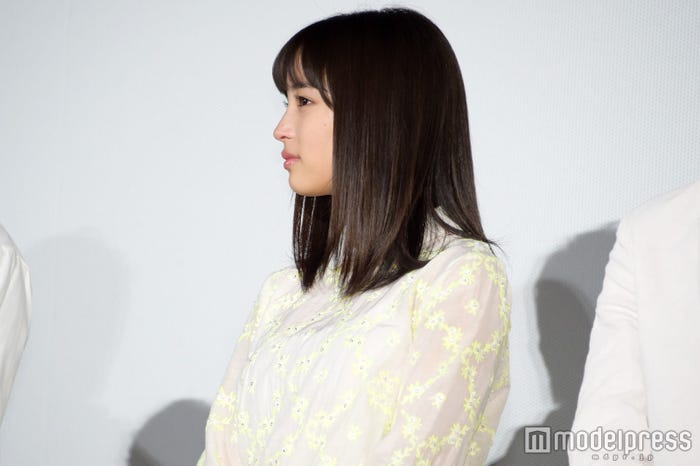 <ファッションチェック>艶やかな黒髪はアクセサリーのひとつ/広瀬すず(C)モデルプレス