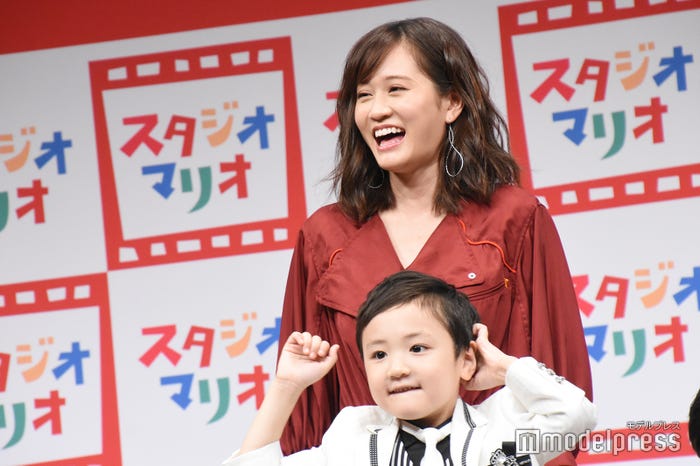 前田敦子、子どもたちと共演で“ママの顔” (C)モデルプレス