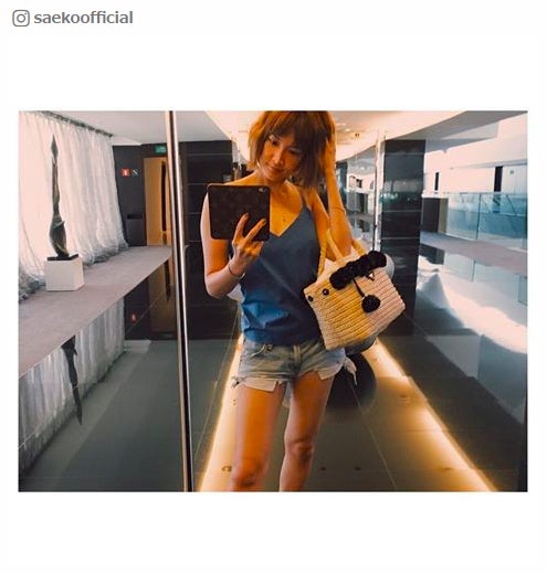 紗栄子、ほっそり美脚あらわなラフコーデに「色っぽい」「スタイル良すぎ」と反響