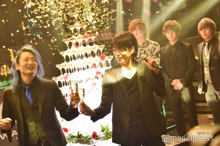 (左から)DJ社長、愛夢路澪(C)モデルプレス