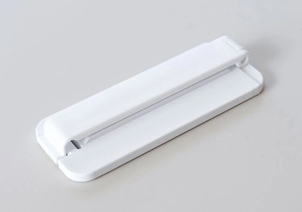 ダイソー　チューブしぼり（バス用マグネット）