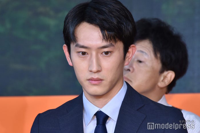 VTRを真剣に観る杉野遥亮(C)モデルプレス