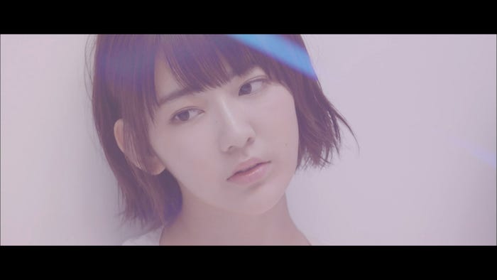 坂道AKB『誰のことを一番 愛してる?』ミュージックビデオより(C)AKS