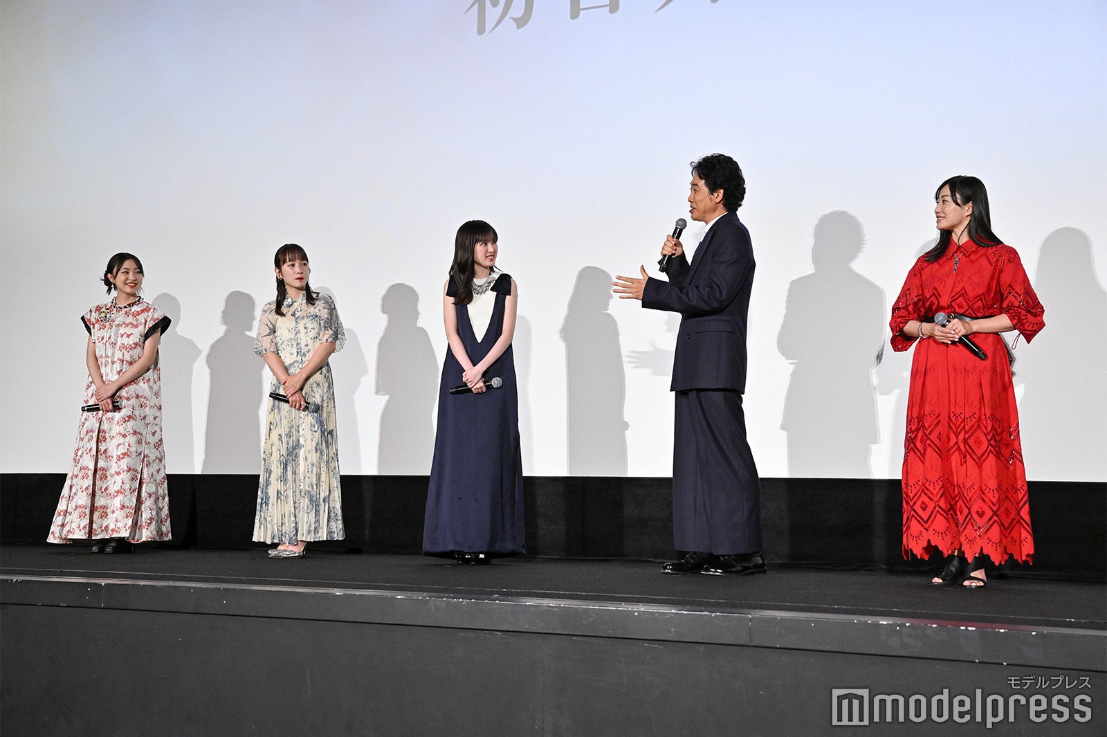 新井美羽、川栄李奈、福本莉子、大泉洋、菅野美穂（C）モデルプレス