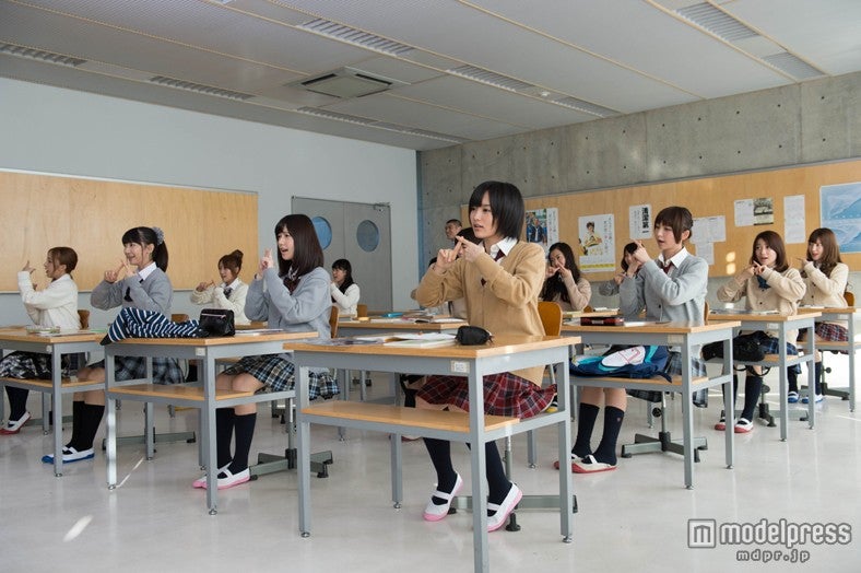 AKB48の新曲「So long！」ミュージックビデオより（C）AKS