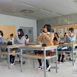 AKB48の新曲「So long!」ミュージックビデオより(C)AKS