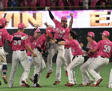 楽天 死闘を制して吉井監督が初勝利 12回2死から劇的サヨナラ勝ち 黒川がV打 連敗5でストップ