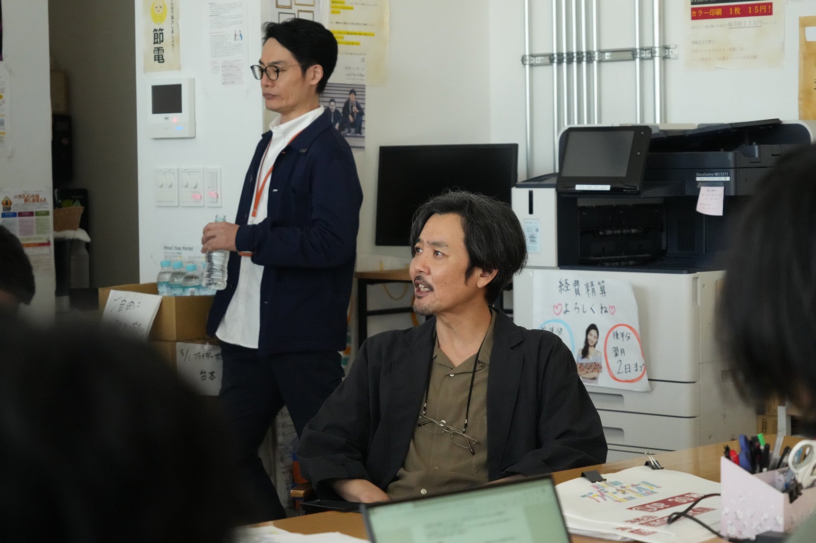 近藤公園、岡部たかし／  「エルピス―希望、あるいは災い―」第6話より（C）カンテレ