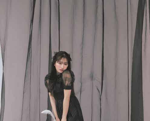 ももクロ佐々木彩夏、ゴシックな制服風ワンピース披露 齊藤なぎさとの手繋ぎ2ショットも