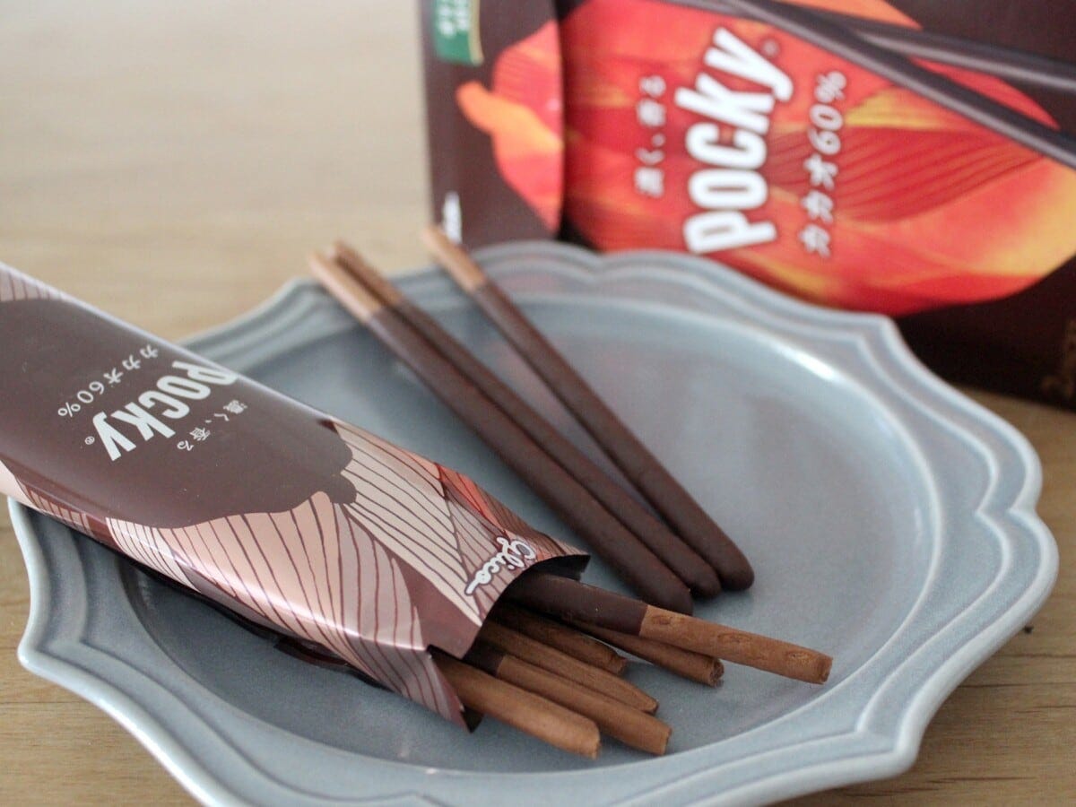 パッケージは、カカオポッドをイメージしたイラストを描いた大人っぽいデザイン