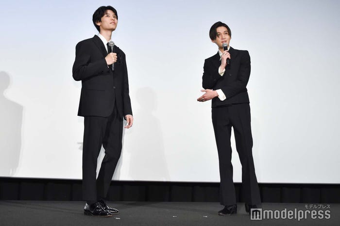 萩原利久のスーツ姿を見て「似合ってないですか!?」と聞く八木勇征(C)モデルプレス