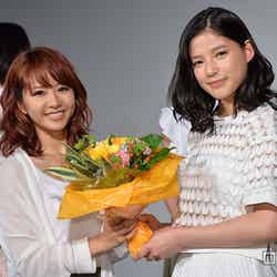 メンバーからのサプライズに涙したE-girls石井杏奈（右）、花束を手渡すAya（左）【モデルプレス】