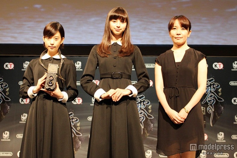 「Seventeen」モデル、こわだりの制服で“美少女ホラー”をアピール