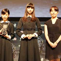 「零」シリーズの会見に出席した（左から）森川葵、中条あやみ、安里麻里監督