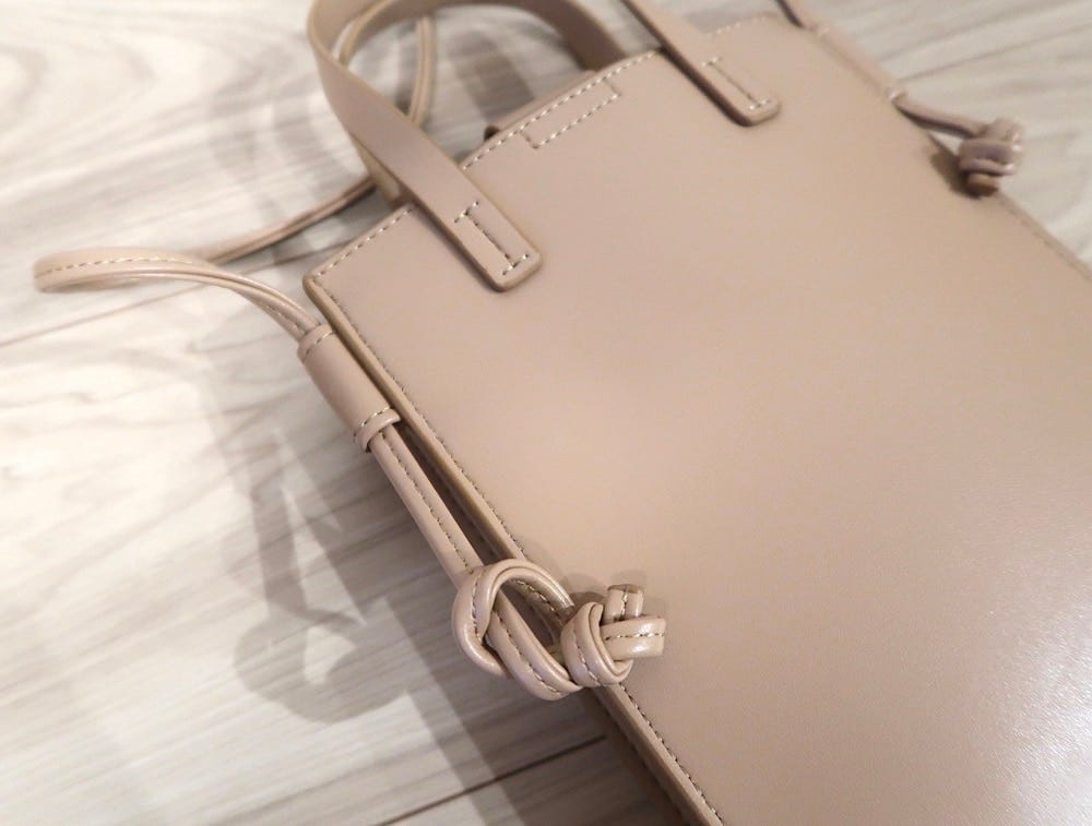 ショルダー部分の長さは結び目部分で調整も可能です