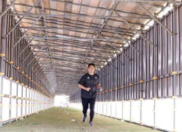 阪神・岩崎「めんそー路」チーム一番乗り試走「日がなくて走りやすかった」2月1日キャンプイン「焦らずいきたい」