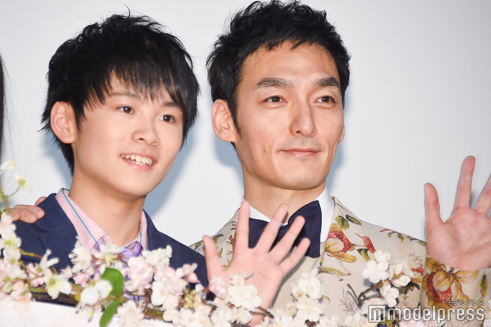 山崎光、草なぎ剛 （C）モデルプレス